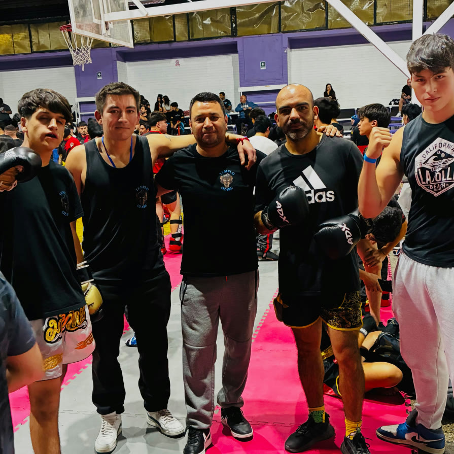 Equipo Ozaru en un evento de kickboxing